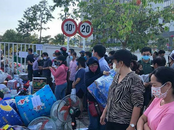 Khu cách ly đông nghịt người tiếp tế vật dụng, thực phẩm: 'Điểm nóng' nguy cơ lây nhiễm Covid-19