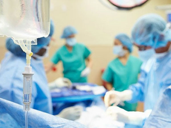 Mổ cấp cứu ruột thừa đã vỡ cho cô gái trẻ đang cách ly theo dõi COVID-19