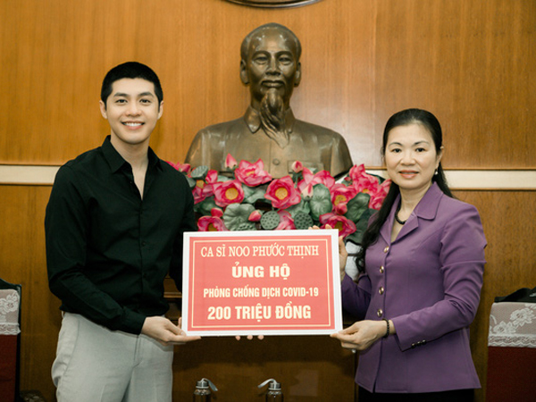 Noo Phước Thịnh trao 300 triệu đồng quyên góp phòng chống Covid-19 và hạn mặn miền Tây