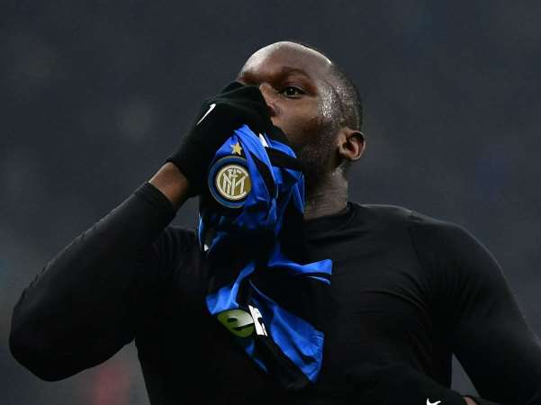 Inter Milan xem xét giảm lương toàn đội vì Covid-19