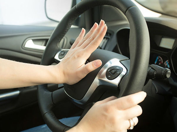 Từ năm 2020, bấm còi, rú ga liên tục trong khu dân cư bị phạt bao nhiêu tiền?