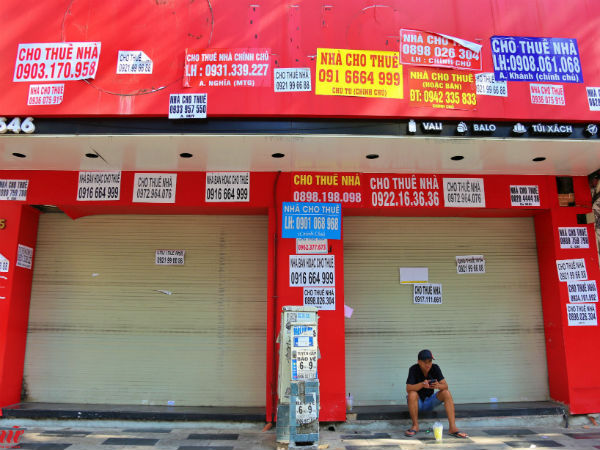 Giá BĐS bán lẻ trung tâm TP.HCM giảm mạnh, chủ mặt bằng 'oằn mình' tìm khách thuê