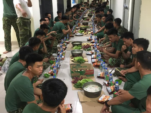 Cảm động biết bao trước hình ảnh bữa cơm rau cháo của các chú bộ đội sau ngày dài làm việc tại khu cách ly