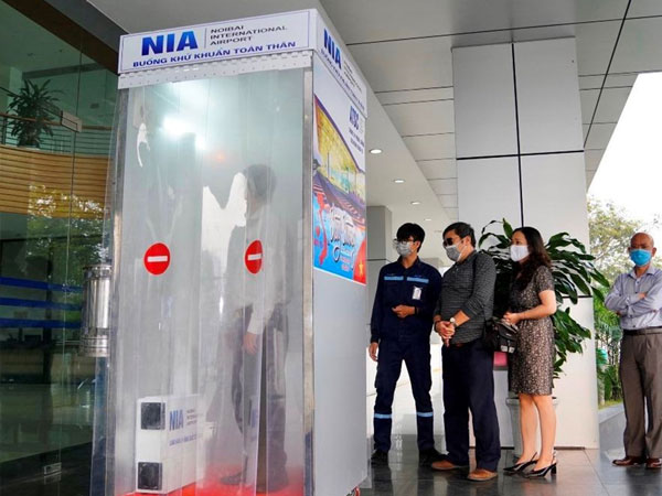 Sắp đón hàng trăm người Việt về nước, sân bay Nội Bài vận hành buồng khử khuẩn toàn thân
