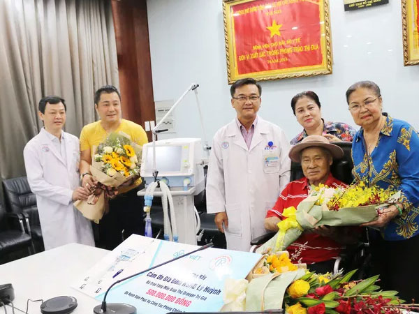Gia đình NSND Lý Huỳnh tặng BV Chợ Rẫy máy thở phòng chống COVID-19