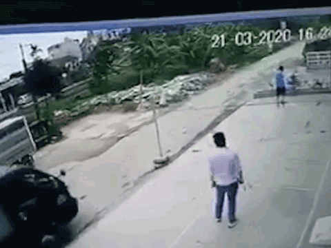 Video: Tập lái xe tải, người phụ nữ tông trúng 2 em nhỏ đang chơi trên vỉa hè