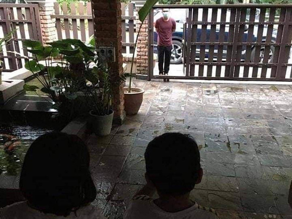 Bác sĩ nhiễm Covid-19 đứng ngoài cổng chào con lần cuối: Khiến cả triệu người rơi nước mắt nhưng hóa ra lại là hàng 'fake'