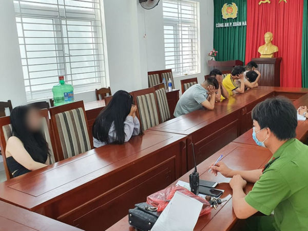 Quán karaoke vẫn 'điều đào' phục vụ 'thượng đế' trong lúc đóng cửa phòng dịch Covid-19