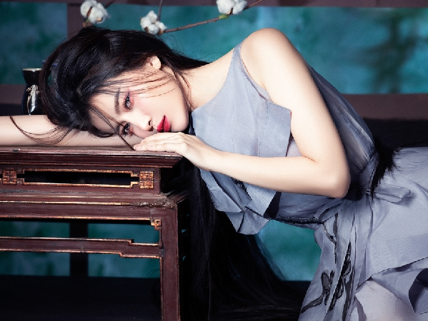 Cao Thái Hà khoe vẻ đẹp ma mị trong bộ ảnh cổ trang