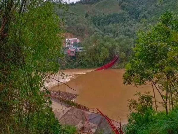 Mưa đá rơi dày đặc ở Lào Cai, một người bị sét đánh tử vong