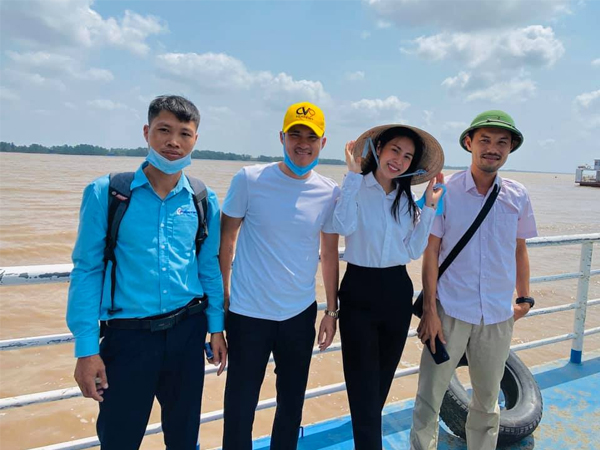 Thủy Tiên tiết lộ lý do không ghi tên mình trên bảng cảm ơn dù vất vả kêu gọi 13 tỷ đồng giúp hàng nghìn người dân miền Tây những ngày qua