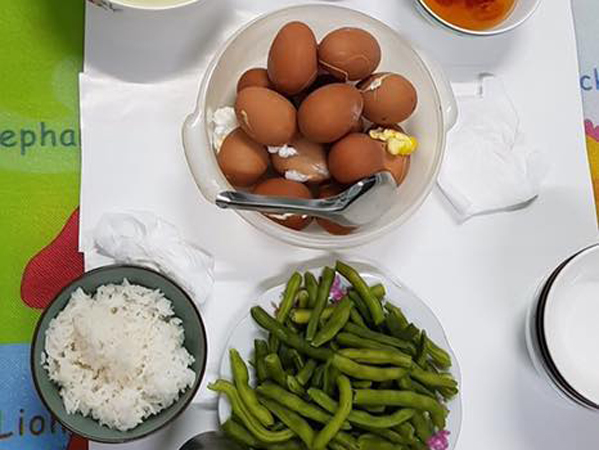 Xót xa với bữa tối nấu vội lúc 10 rưỡi đêm của đội lấy máu xét nghiệm lưu động chỉ có rau và trứng luộc, điện thoại vừa reo là bỏ bát chạy đi luôn