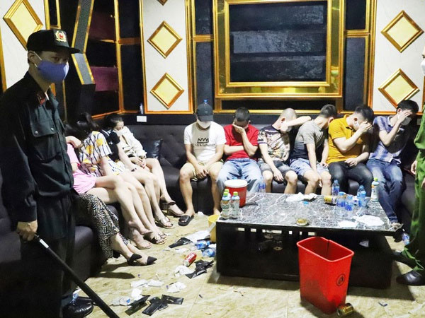 76 cô cậu ấm tham gia tiệc ma túy giữa mùa dịch