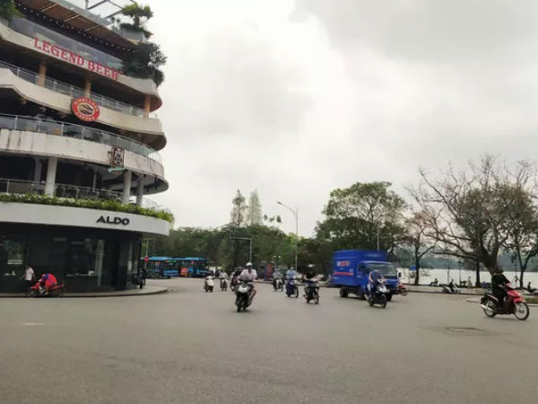 Hà Nội 'vắng như chùa bà Đanh' dù không phải ngày Tết