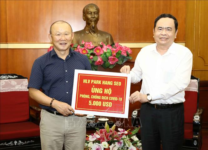 HLV Park Hang-seo ủng hộ 5000 USD, chung tay đẩy lùi dịch Covid-19