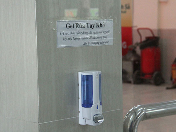 Người thân chuẩn bị xuất viện, nam thanh niên tranh thủ trộm hết nước rửa tay trong bệnh viện