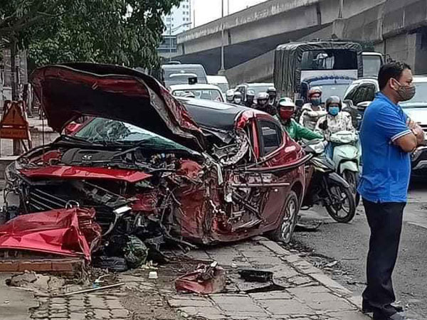 Ô tô Mazda nát hết phần đầu, kính gió và nóc xe biến dạng khiến nhiều người rùng mình