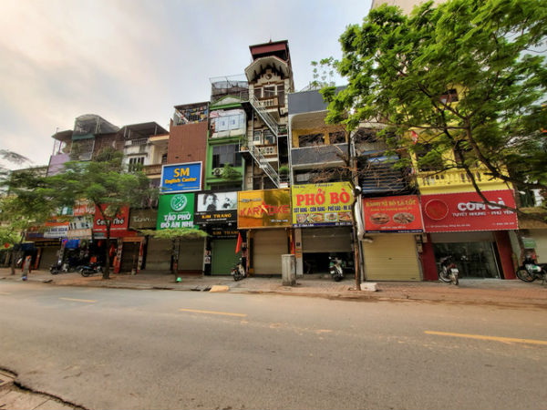 Trung tâm Hà Nội vắng lặng khi hàng loạt quán cà phê, hàng ăn đồng loạt đóng cửa