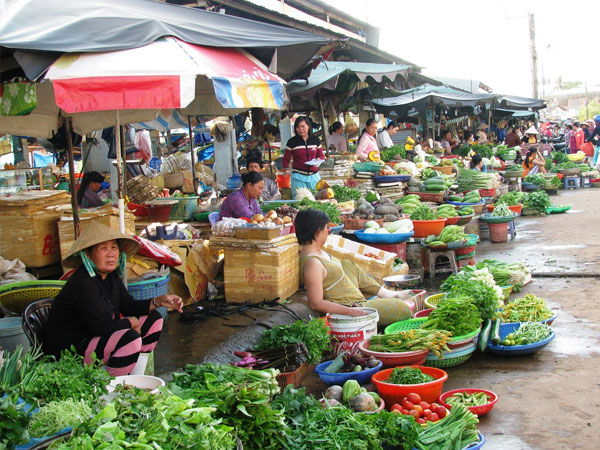 Riêng chợ và siêu thị, cửa hàng tiện lợi vẫn mở cửa bình thường để người dân chống dịch COVID-19