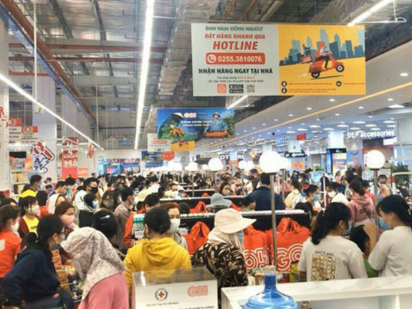 Quảng Ngãi: Hàng trăm người chen chân khai trương Big C-Go giữa mùa Covid-19