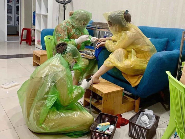 Trách dịch cũng phải đẹp, tạo hình của khách hàng lẫn nhân viên làm móng khiến dân tình cười nghiêng ngả