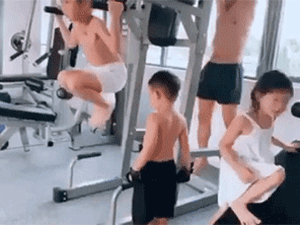 4 nhóc tỳ đồng loạt nghỉ ở nhà tránh dịch, vợ chồng Lý Hải nghĩ ra cách 'giết thời gian' cực kỳ bổ ích cùng các con