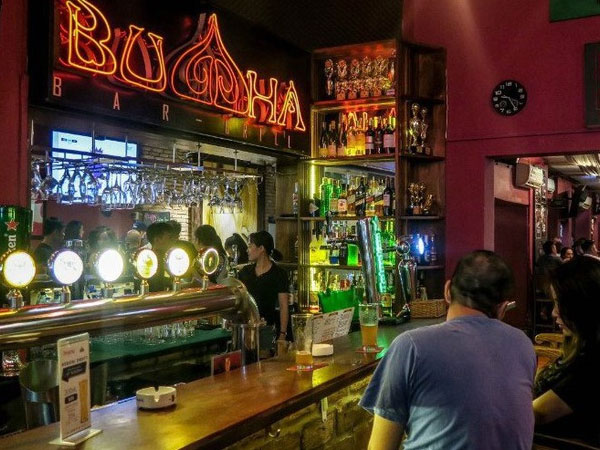 Bar vẫn mở cửa cho dân chơi bất chấp dịch đang diễn ra