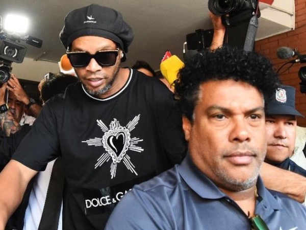 Ronaldinho tiếp tục phải chờ ngày ra toà
