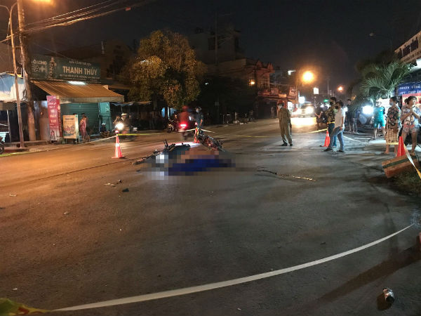 Hai xe máy tông nhau trong đêm, ba người thương vong