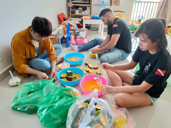 Góc tử tế: Nhóm tình nguyện viên tự tay làm nước cam tiếp sức cho dân quân ở khu cách ly KTX Đại học Quốc gia TPHCM