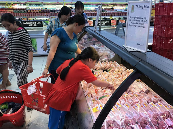 Hàng nghìn tấn thịt heo nhập khẩu vẫn bị 'đội giá'
