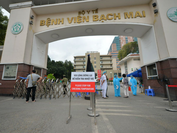 Ảnh: Bệnh viện Bạch Mai 'nội bất xuất, ngoại bất nhập', bác sĩ mang quần áo tới viện "trực chiến" chống Covid-19