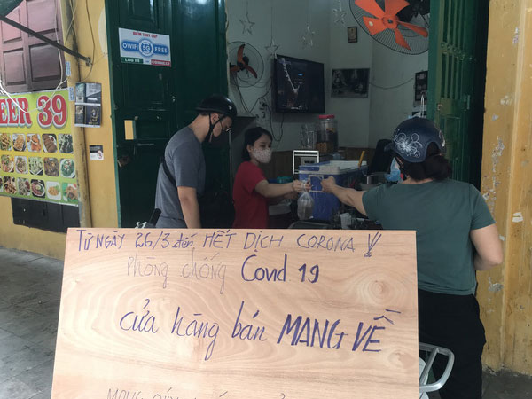 Sau lệnh dừng hoạt động, hàng quán ở Hà Nội bất ngờ thay đổi hình thức bán hàng