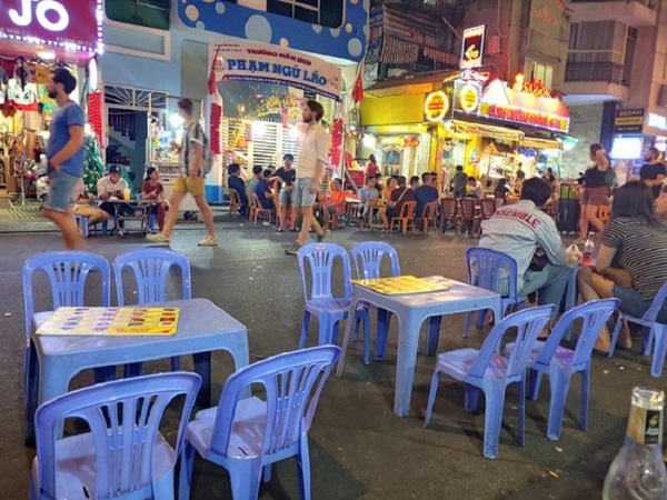 TP.HCM: Tạm dừng bán đồ ăn uống tại chỗ, chỉ phục vụ mang đi từ ngày 28/3 đến hết 15/4