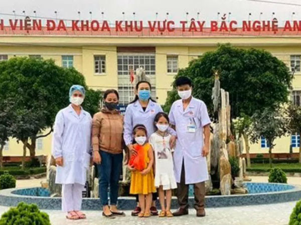 Hai bé gái ủng hộ 14 triệu đồng tiền tiết kiệm trong 5 năm để phòng chống dịch COVID-19