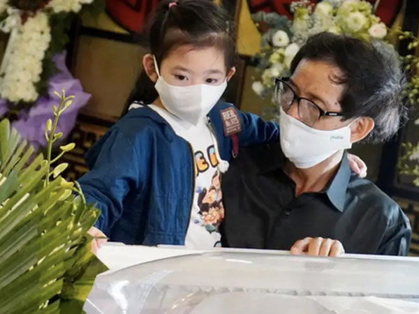 Xót xa hình ảnh con gái cố diễn viên Mai Phương bên linh cữu, ngơ ngác không biết sẽ chẳng còn được ôm mẹ mỗi ngày