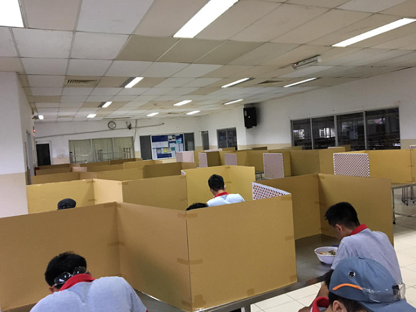 Thanh niên khoe nhà ăn 'không đụng hàng' của công ty: Dựng bìa các - tông để nhân viên ngồi ăn riêng tránh dịch