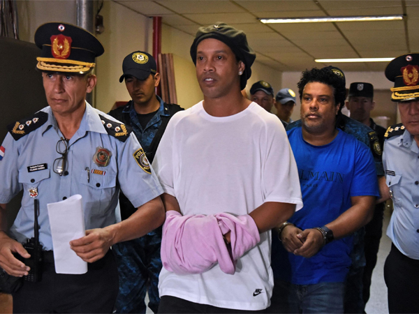 Hé lộ mới nhất về cuộc sống trong tù của Ronaldinho: 'Cậu ấy đang suy sụp. Nụ cười trên môi cũng không còn'