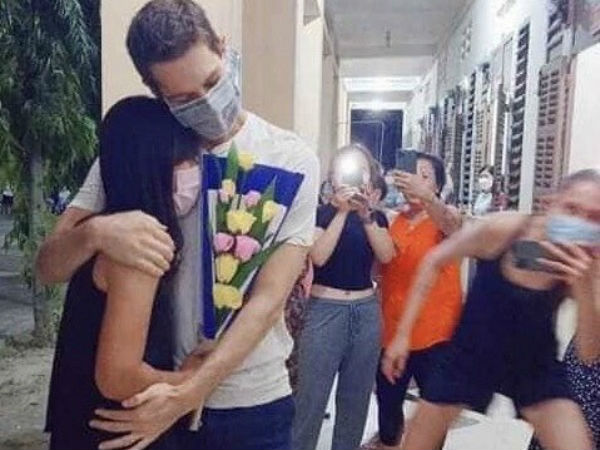 Tỏ tình bạn gái ngay tại khu cách ly, chàng trai Tây khiến dân tình trầm trồ khen 'cao thủ'