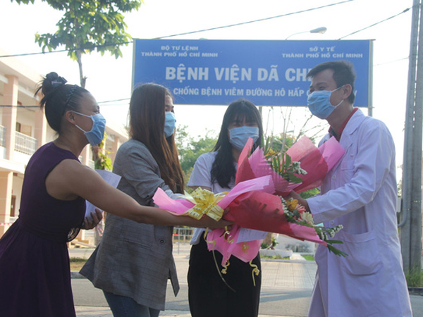 Ảnh: 4 nữ bệnh nhân nhiễm Covid-19 ở TP.HCM xuất viện, gửi lời cảm ơn và dành hết hoa tặng các bác sĩ điều trị