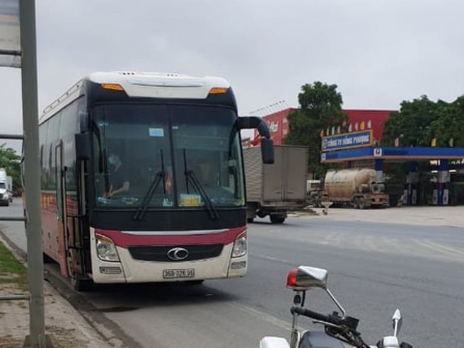 Dừng xe chở cô gái có bạn tiếp xúc gần với người nhiễm Covid-19, đưa 29 khách đi cách ly