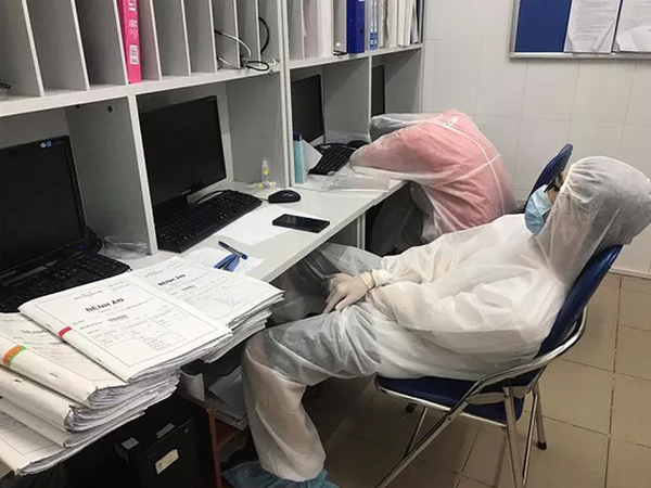 Những hình ảnh đầy cảm động trong khu vực 'nội bất xuất, ngoại bất nhập' giữa ổ dịch lớn nhất Thủ đô