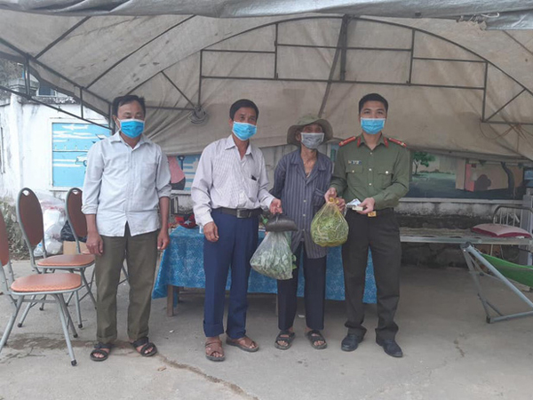 Hình ảnh xúc động: Cụ ông 90 tuổi đạp xe đến địa điểm cách ly để ủng hộ 20k, 1kg gạo, 1 quả bầu, 1 bó rau muống và 1 túi rau