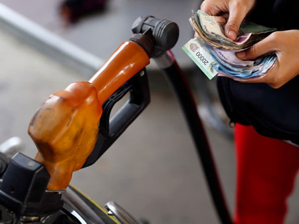 Vì sao giá xăng nhập hạ 50%, Việt Nam chỉ giảm 4.200 đồng/lít?