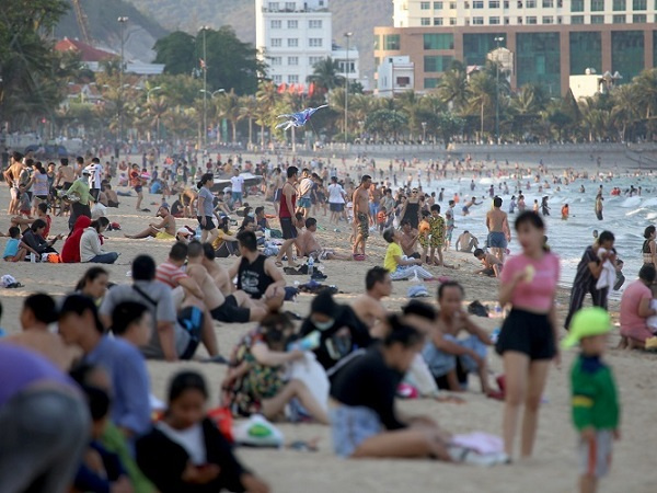 Biển Nha Trang vẫn đông nghịt, nhiều người không mang khẩu trang trong mùa dịch COVID-19