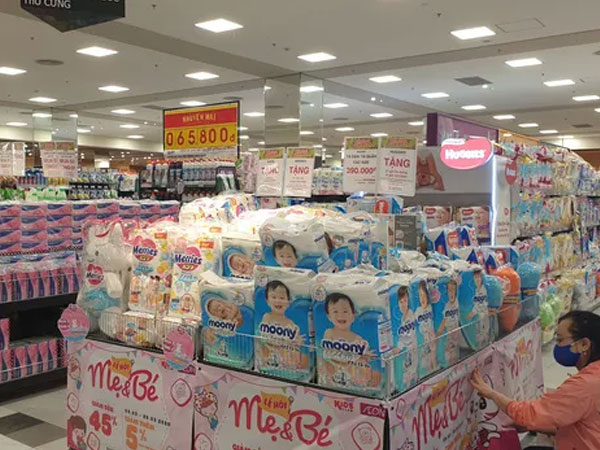 Thực phẩm phủ đầy kệ siêu thị, người dân không lo thiếu hàng khi bắt đầu vào cao điểm dịch COVID-19
