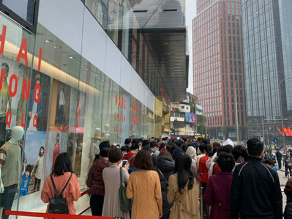 Vừa rầm rộ khai trương, Uniqlo phải tạm đóng cửa hai cửa hàng tại Việt Nam