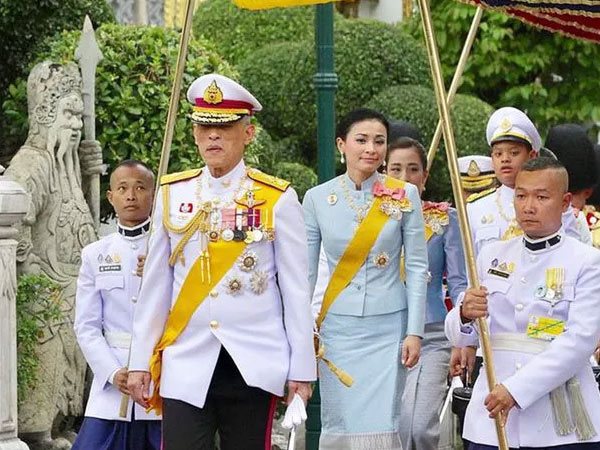 Vua Thái Lan cùng 20 thê thiếp tự thuê khách sạn hạng sang cách ly ở Đức