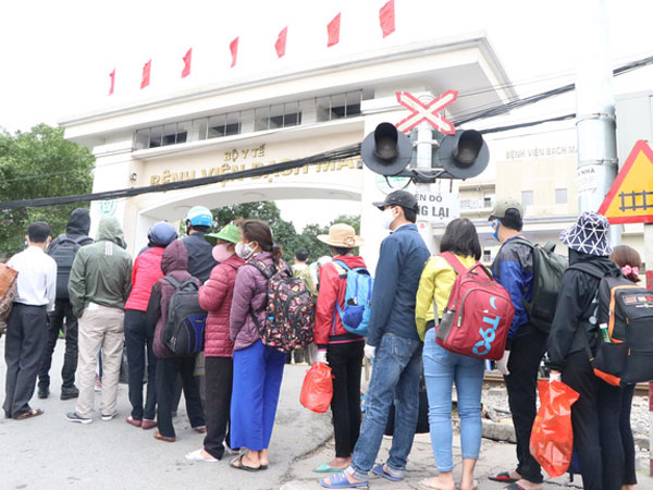 Ảnh: Bệnh nhân chạy thận xếp hàng dài trước cổng BV Bạch Mai chờ làm thủ tục vào viện