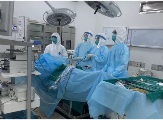 Mổ cấp cứu viêm ruột thừa cho thiếu niên 16 tuổi nghi mắc Covid-19